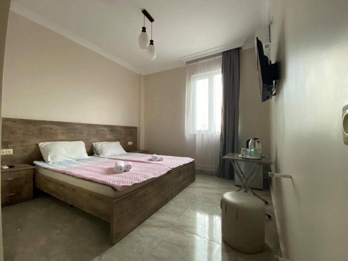 Family Hotel Batumi Exteriör bild